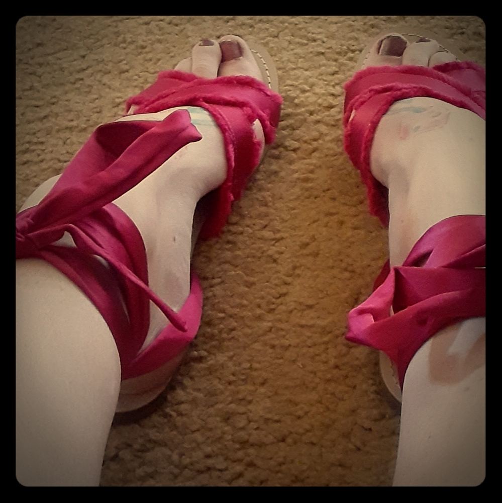 NWOT-Fuschia Lace Up Sandals